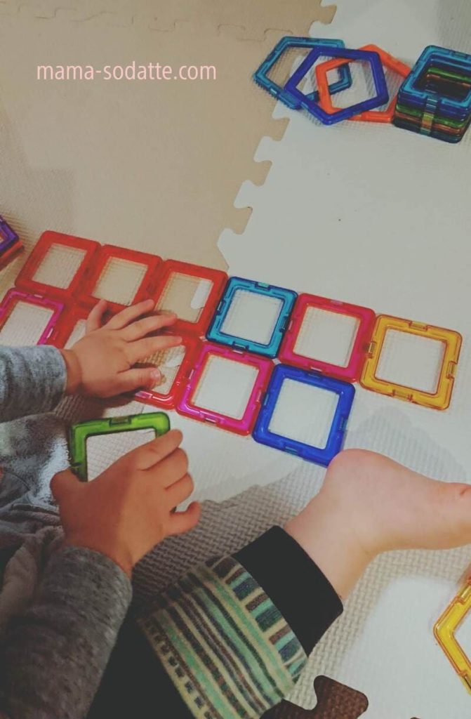 マグフォーマーの正方形パーツをパズルのようにして平面で遊ぶ様子