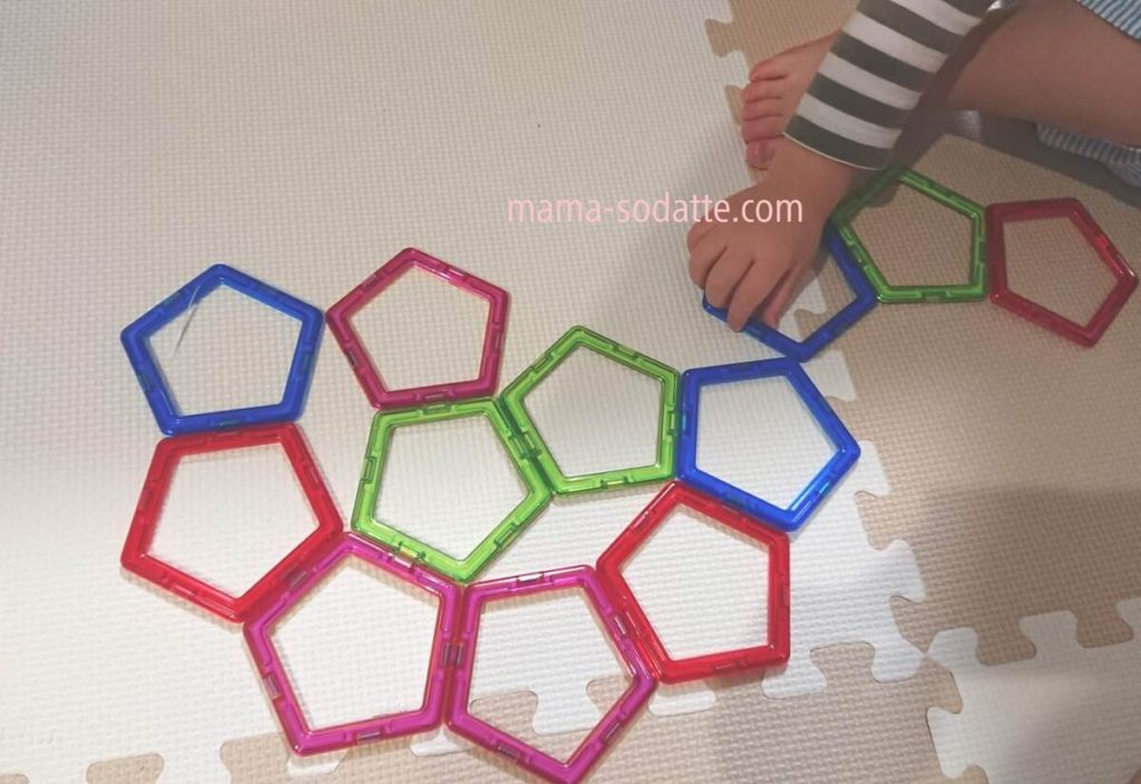 2歳過ぎてマグフォーマーの五角形パーツを花のように並べて遊ぶ様子